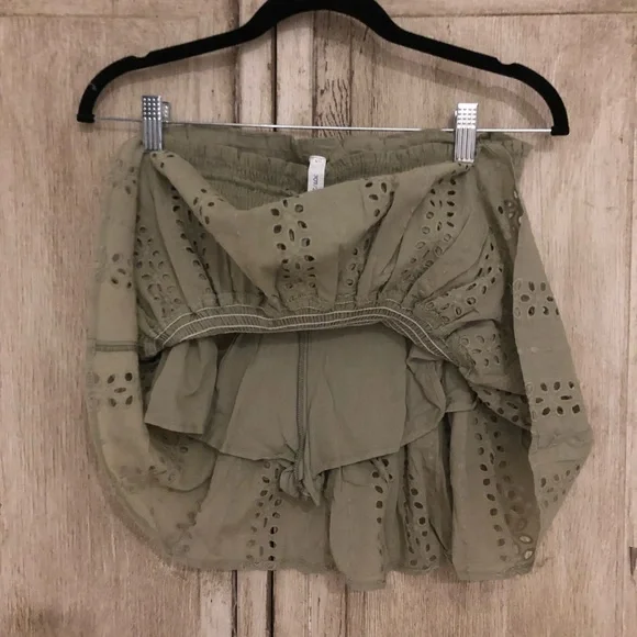 NWT Super Cute!! Smocked Eyelet Skort - Picture 2 of 3